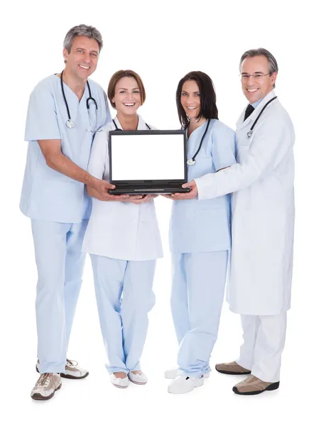 Grupo de médicos con un ordenador portátil —  Fotos de Stock