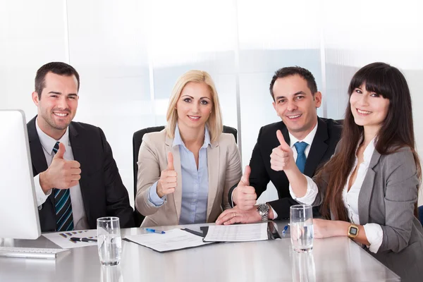 행복 한 비즈니스 팀 가입 엄지손가락을 보여주는 — 스톡 사진