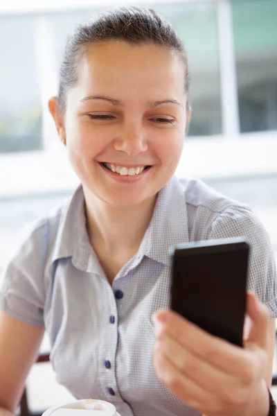 Jonge vrouw in gesprek op mobiele telefoon — Stockfoto