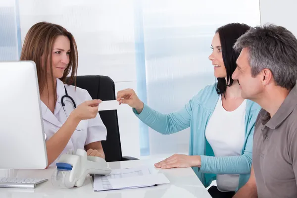 Médico dando tarjeta al paciente — Foto de Stock