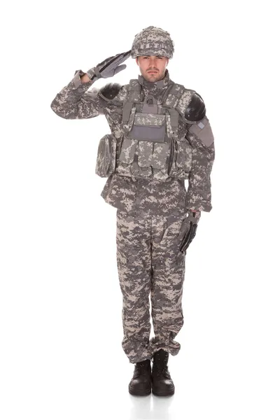 Porträtt av man i militär uniform salutera — Stockfoto