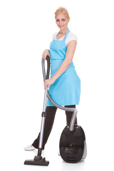 掃除機を保持している女性の肖像画 — ストック写真