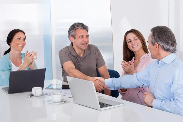 Zwei Geschäftsleute schütteln die Hand — Stockfoto