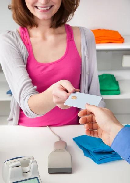 Klient przekazanie kart kredytowych do kasjera — Zdjęcie stockowe