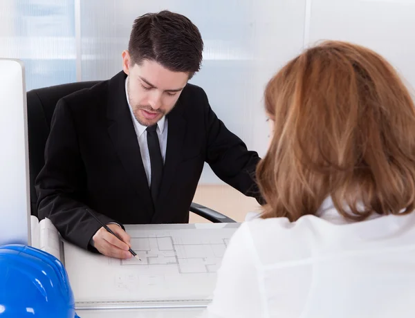 Retrato de dos arquitectos que trabajan en la oficina — Foto de Stock