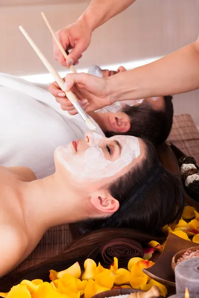 Couple Avec Masque Visage Au Spa Centre — Photo