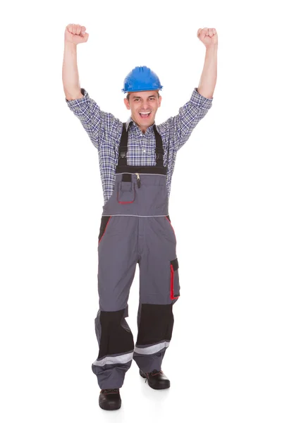 Retrato de trabajador masculino con brazo levantado — Foto de Stock
