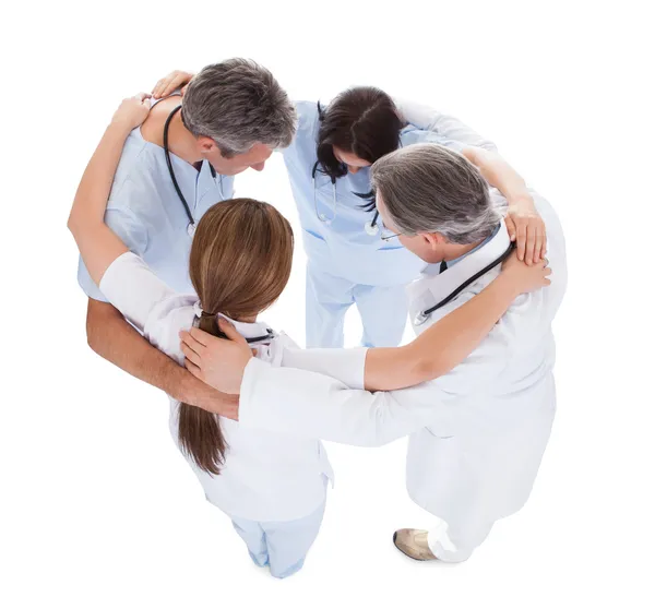 Grupo de Médicos Fazendo Huddle — Fotografia de Stock