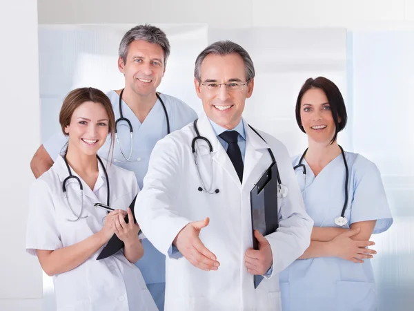 Doctor extendiendo su mano para sacudir — Foto de Stock