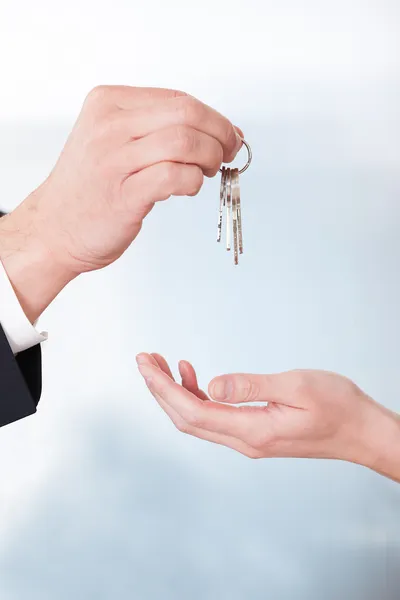 Consultant Giving Keys To Woman — Stock Photo, Image