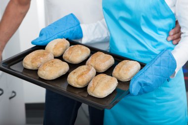 fırın tepsisi fırından alarak kadın