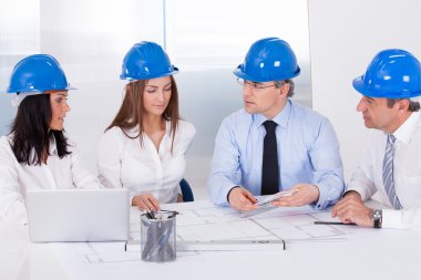 Proje üzerinde çalışan mimarlar