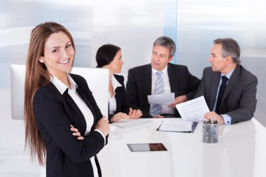 Mutlu genç iş kadını