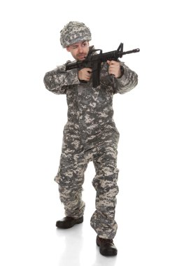 genç asker silahla nişan