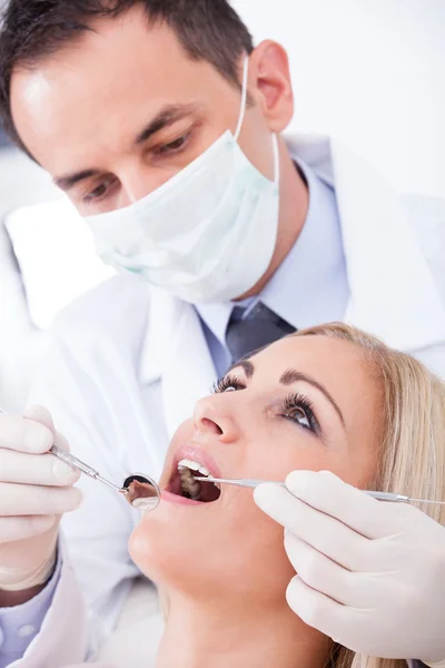 Dentista Examinando Paciente — Fotografia de Stock