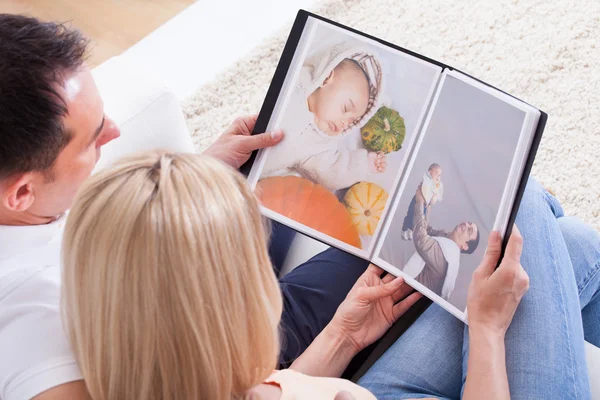 Pár při pohledu na album — Stock fotografie