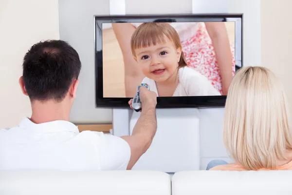 Retrato de pareja viendo televisión —  Fotos de Stock