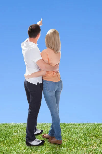 Retrato de pareja mirando al cielo — Foto de Stock