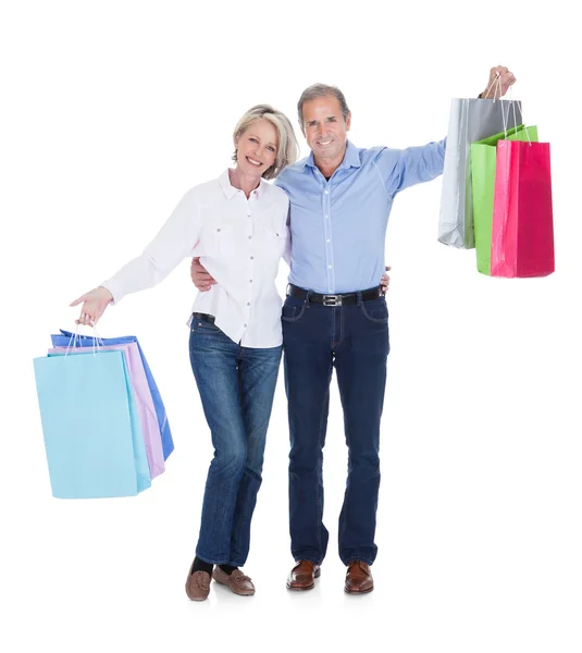 Olgun çift holding alışveriş torbaları — Stok fotoğraf
