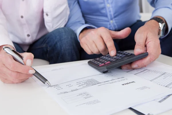 Close-up de casal fazendo finanças em casa — Fotografia de Stock