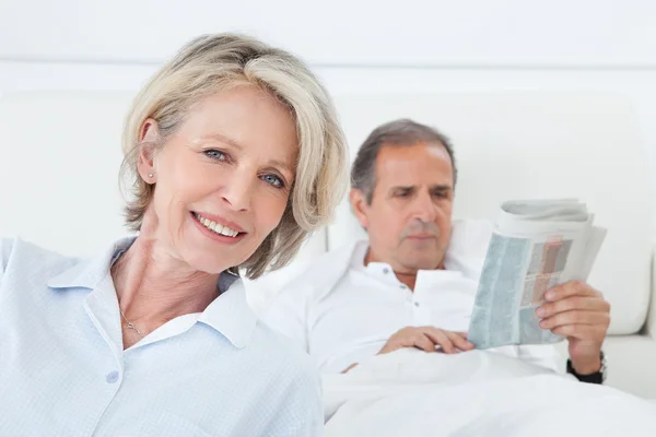 Happy Woman Sitting In Front Of Man — Stock Photo, Image