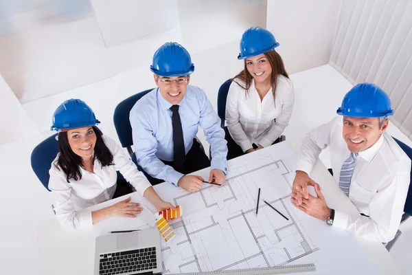 Arquitectos trabajando en el proyecto — Foto de Stock