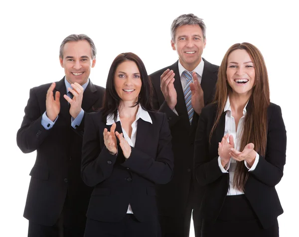 Retrato de empresários felizes batendo palmas — Fotografia de Stock
