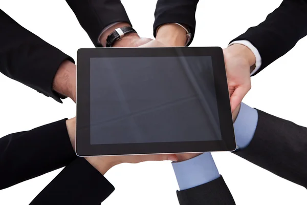 Grupo de Empresários Segurando Tablet Digital — Fotografia de Stock