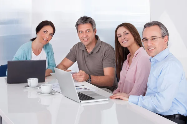 Porträt von Geschäftsleuten bei der Arbeit — Stockfoto