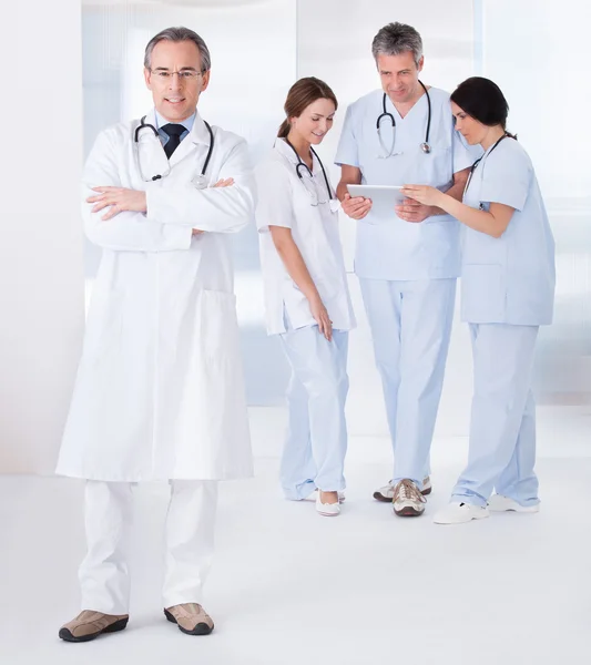Medico maschile di fronte al team — Foto Stock