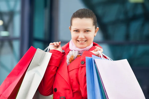 Ung kvinna med shoppingväskor — Stockfoto