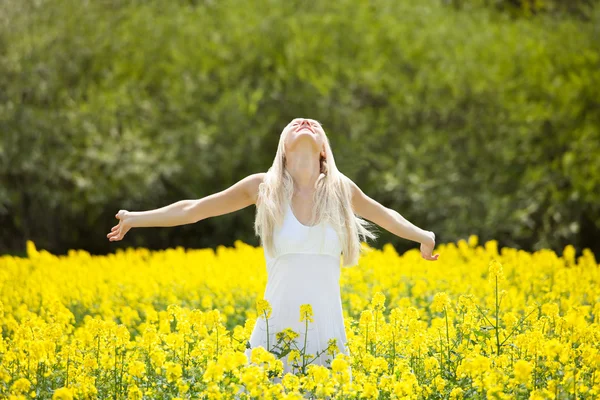 Joven mujer de pie en el campo — Foto de Stock