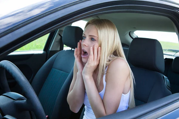 Vrouw zitten in auto schreeuwen — Stockfoto