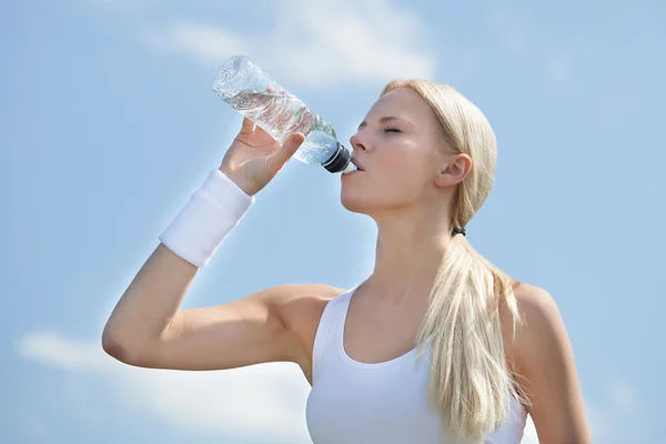 Kobieta jogger wody pitnej — Zdjęcie stockowe