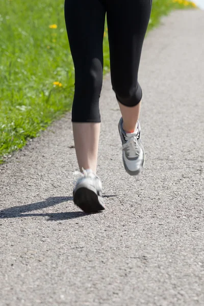 Retrato de mujer joven corriendo —  Fotos de Stock