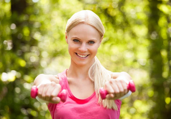 Jeune femme exercice avec haltères — Photo