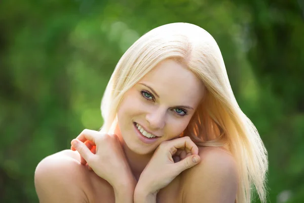 Joven mujer feliz en la naturaleza —  Fotos de Stock