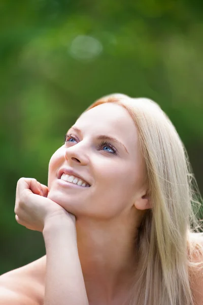 Doordachte jonge vrouw — Stockfoto