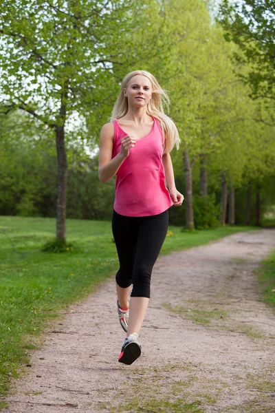 若い女性の幸せなジョギング — ストック写真