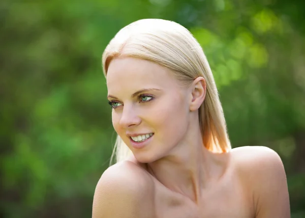 Vacker blond kvinna njuter av sommaren — Stockfoto