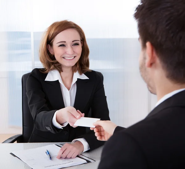 Two businesspeople exchanging visiting card — Stock Photo, Image