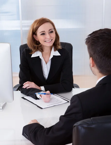 Dos empresarios hablando entre sí — Foto de Stock