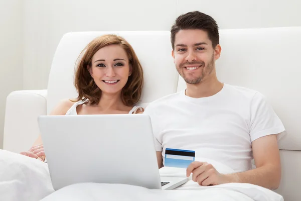 Young couple shopping online — Stock Photo, Image