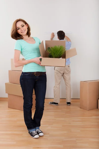 Joven pareja holding cardbox — Foto de Stock