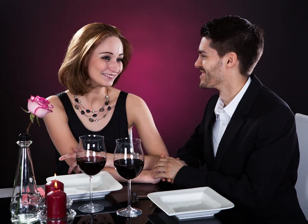 Pareja feliz en el restaurante —  Fotos de Stock