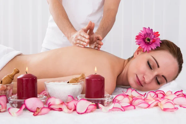 Mujer recibiendo tratamiento de spa — Foto de Stock