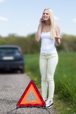 Kadın yardım istiyor.