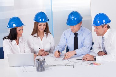 Proje üzerinde çalışan mimarlar