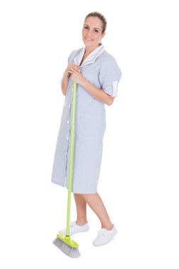 genç hizmetçi paspas ile Zemin Temizleme