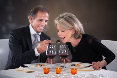 restoranda sevmek çift
